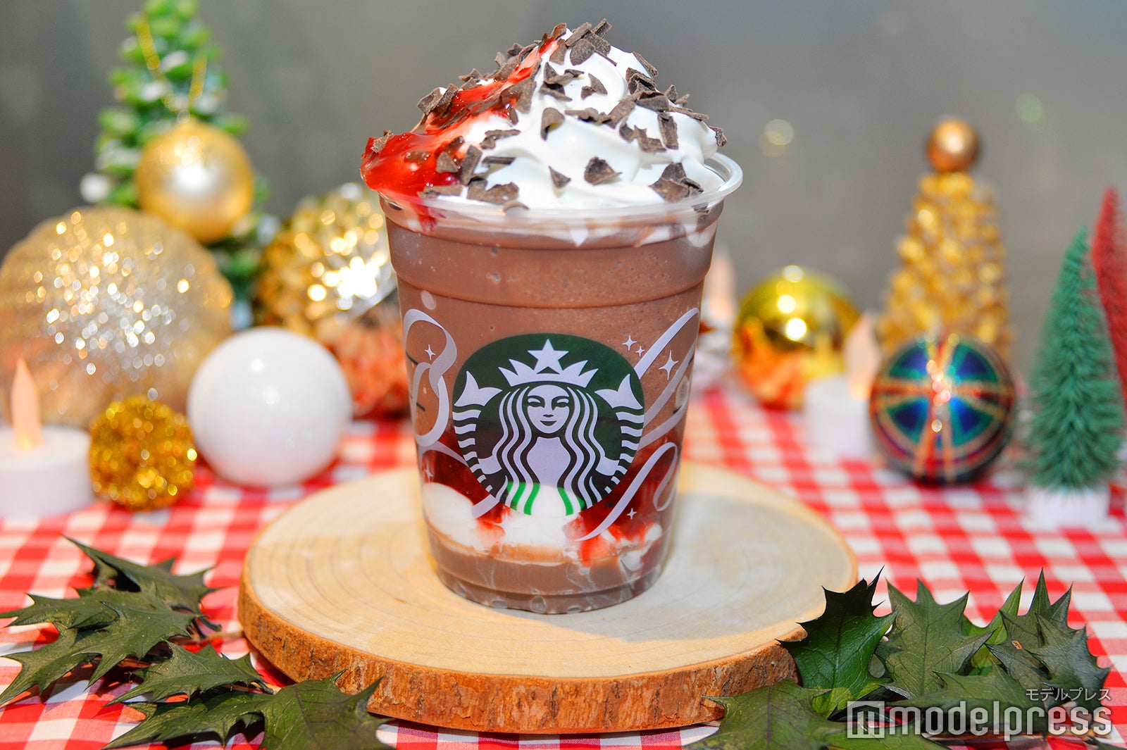 スタバ「チョコレート ストロベリー フェスティブ フラペチーノ」チョコといちごが美味しさ高め合う特別な一杯＜試飲レポ＞