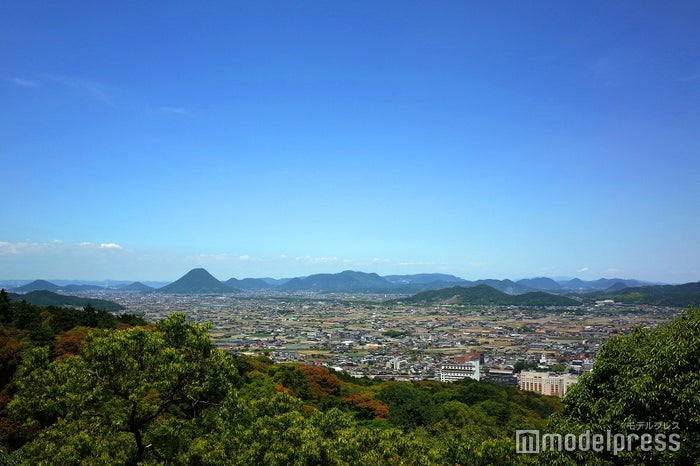 1,368段の石段を登りきった先にある奥社から見渡す絶景 (C)モデルプレス