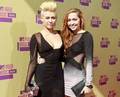 マイリー・サイラス、そっくりの姉から辛辣コメント