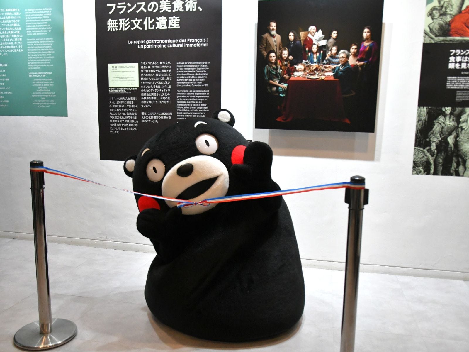 はい、ポーズ=4月14日、東京都新宿区