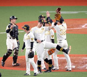 阪神・佐藤輝 止まらん5戦連続安打！初回電光石火の先制V撃 意外？16年ぶり開幕2カード連続勝ち越し 単独2位浮上