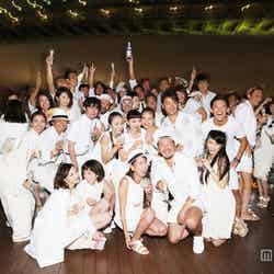 オールホワイトのドレスコードで集結　photo by Kouichi Nakazawa（ZENI.）