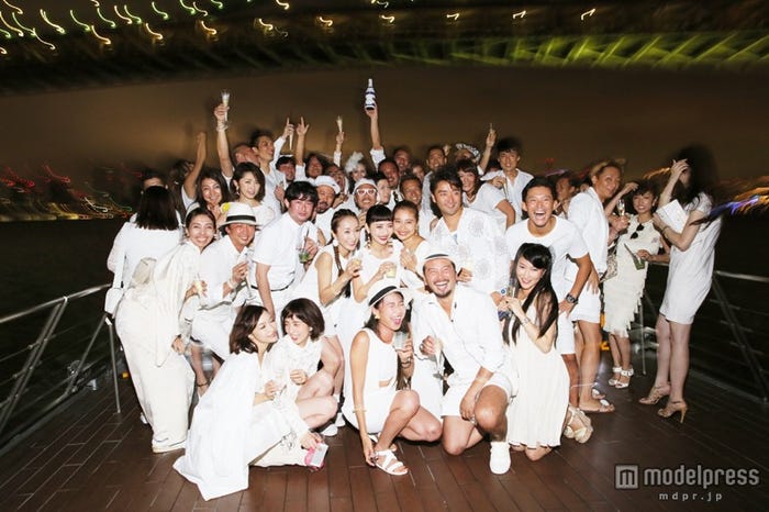 オールホワイトのドレスコードで集結 photo by Kouichi Nakazawa(ZENI.)