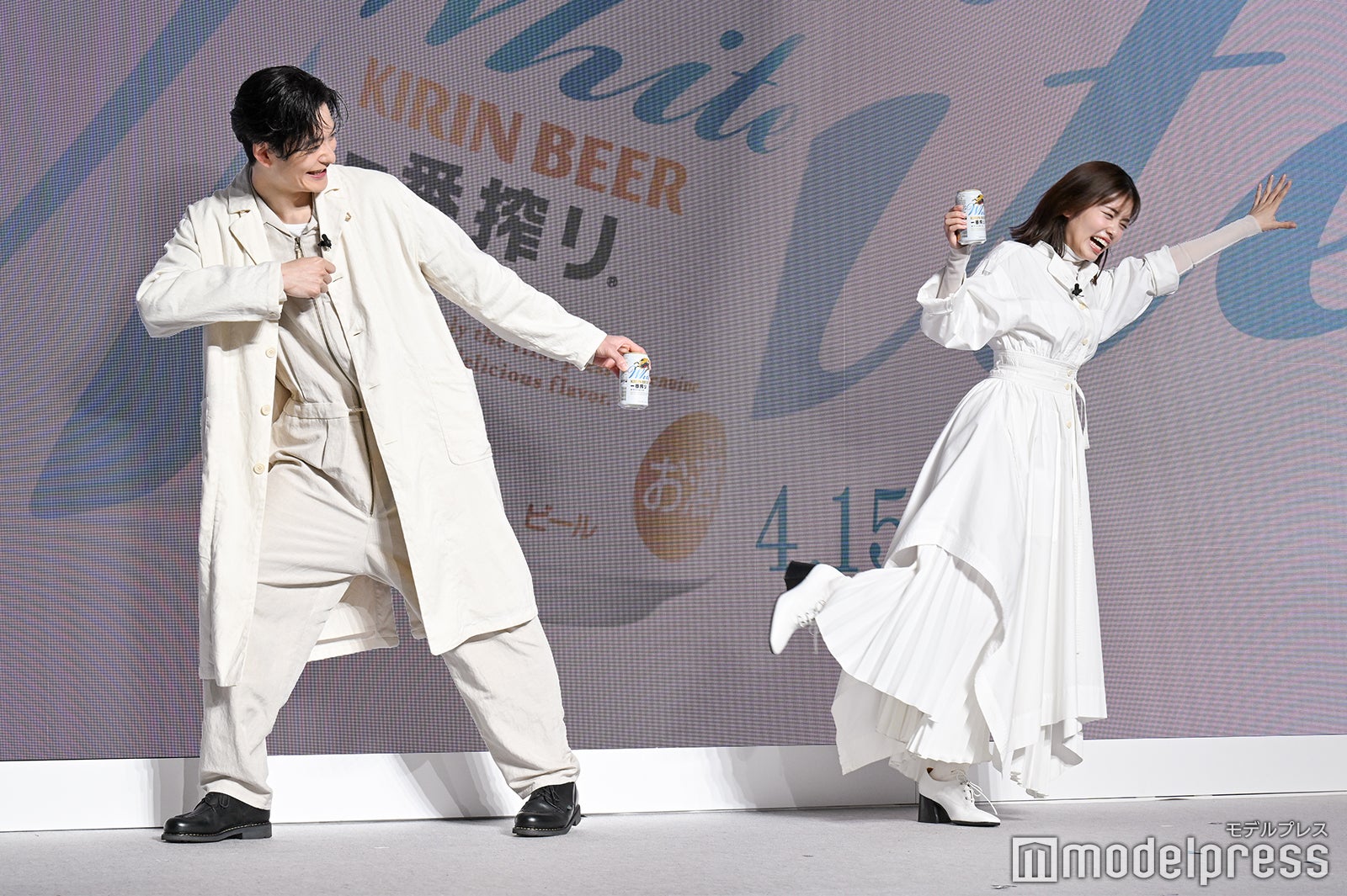 商品のおいしさが一目で伝わるように考えたポーズを披露する岡田将生、小芝風花（C）モデルプレス