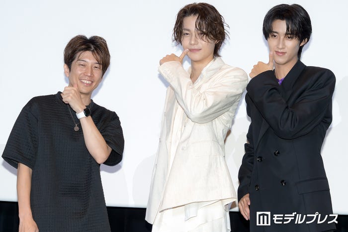 (左から)上堀内佳寿也監督、今井竜太郎、曽野舜太(C)モデルプレス