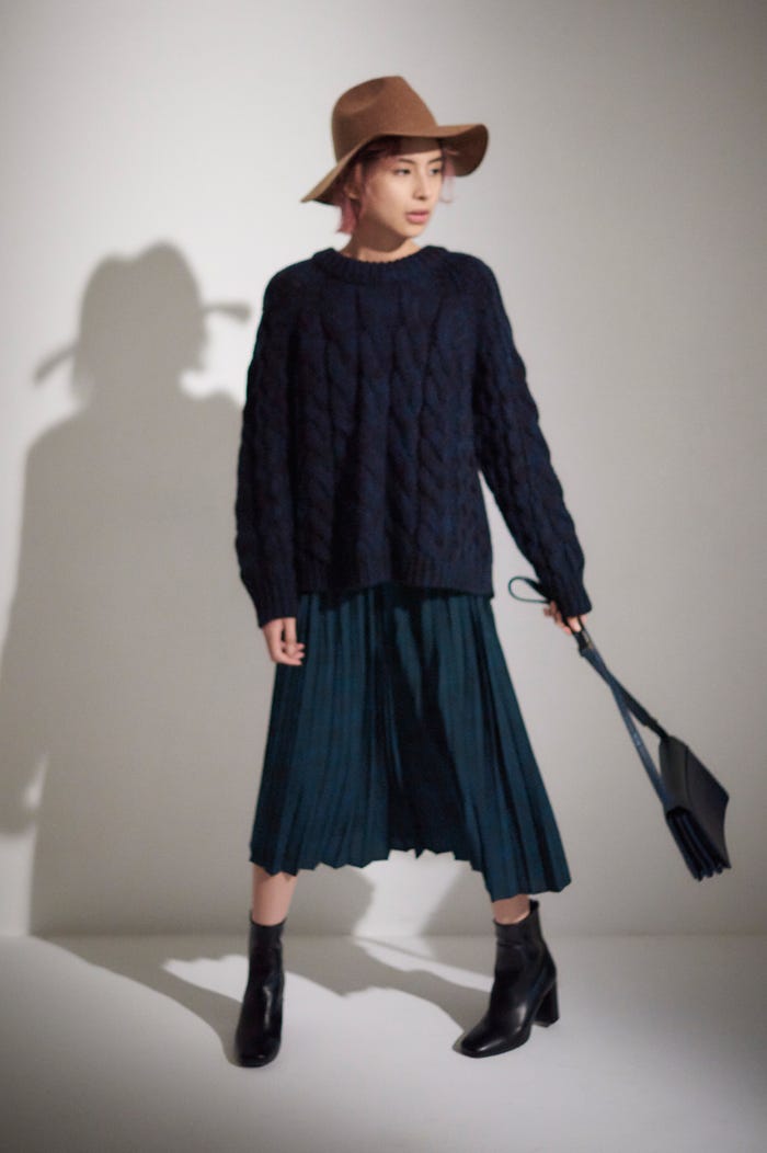 プリーツスカート¥1,990、ケーブルニットトップス¥3,990、ウールハット¥1,990、ショルダーバッグ¥1,990、ショートブーツ¥2,990/すべてGU(C)TOPLOG