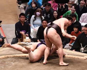 霧島の「激励の胸ぽん」に反響 大熱戦演じた義ノ富士の健闘をたたえる姿にSNS「やるね」「両者、素晴らしい！！」