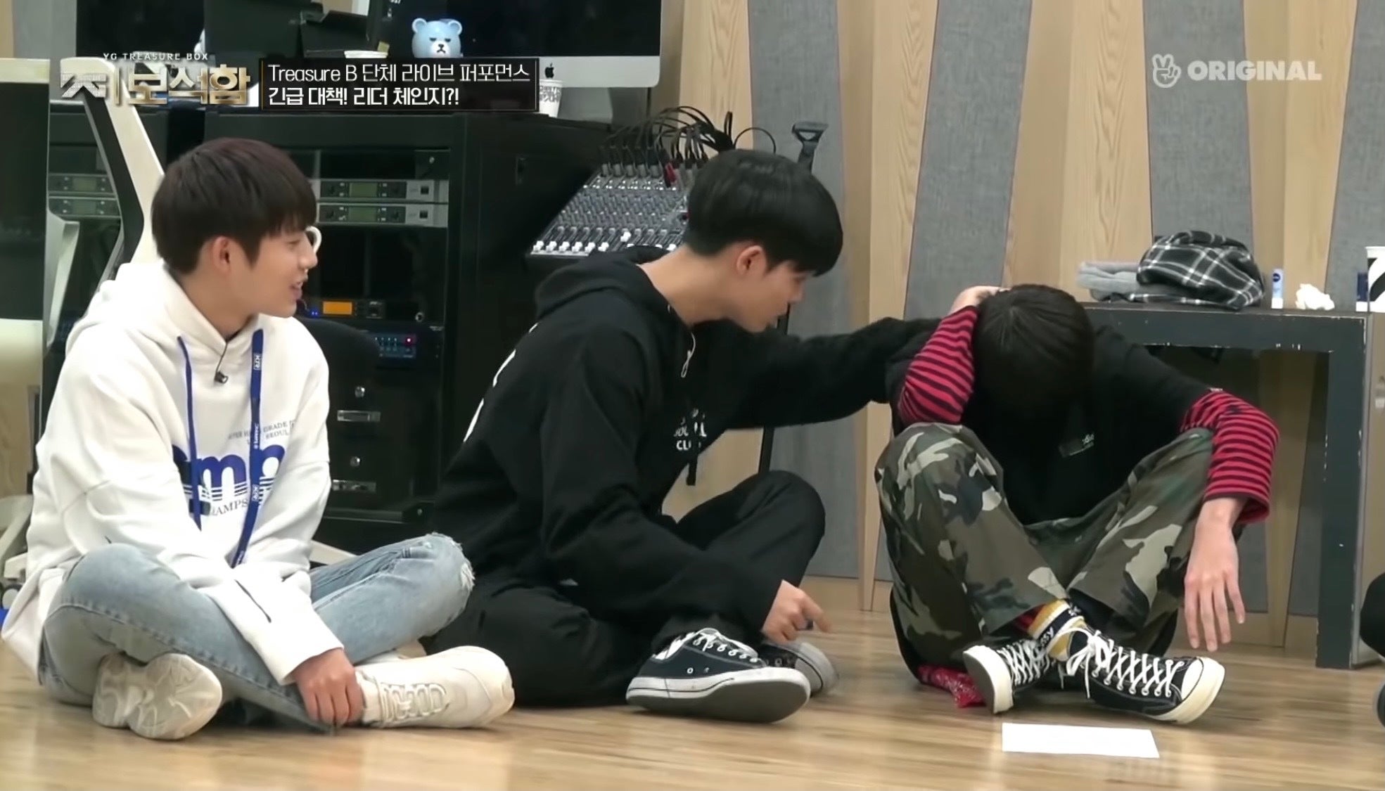 泣いてしまったワン・グンホを慰めるジフン  ／「YG宝石箱」公式YouTubeより