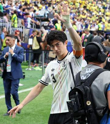 W杯試合後「2ショ初めて見た」「結婚してたの？」DF谷口が女優妻のもとへ SNSにも投稿しない夫婦姿をW杯会場で見せた 「いくらなんでも美人すぎ」「まじで嫉妬」「このカップル好きすぎる」