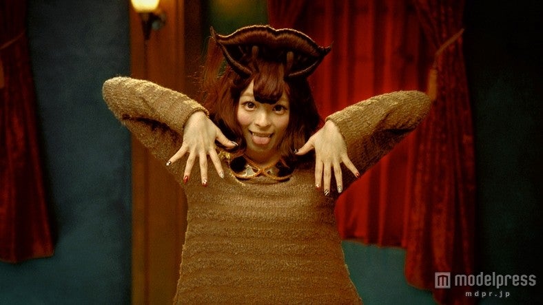 きゃりー扮する“きゃりーかむかむ”／「g.u.」新CM「ファッションモンスター the ファイナル」篇より