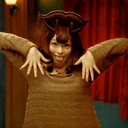 きゃりー扮する“きゃりーかむかむ”/「g.u.」新CM「ファッションモンスター the ファイナル」篇より