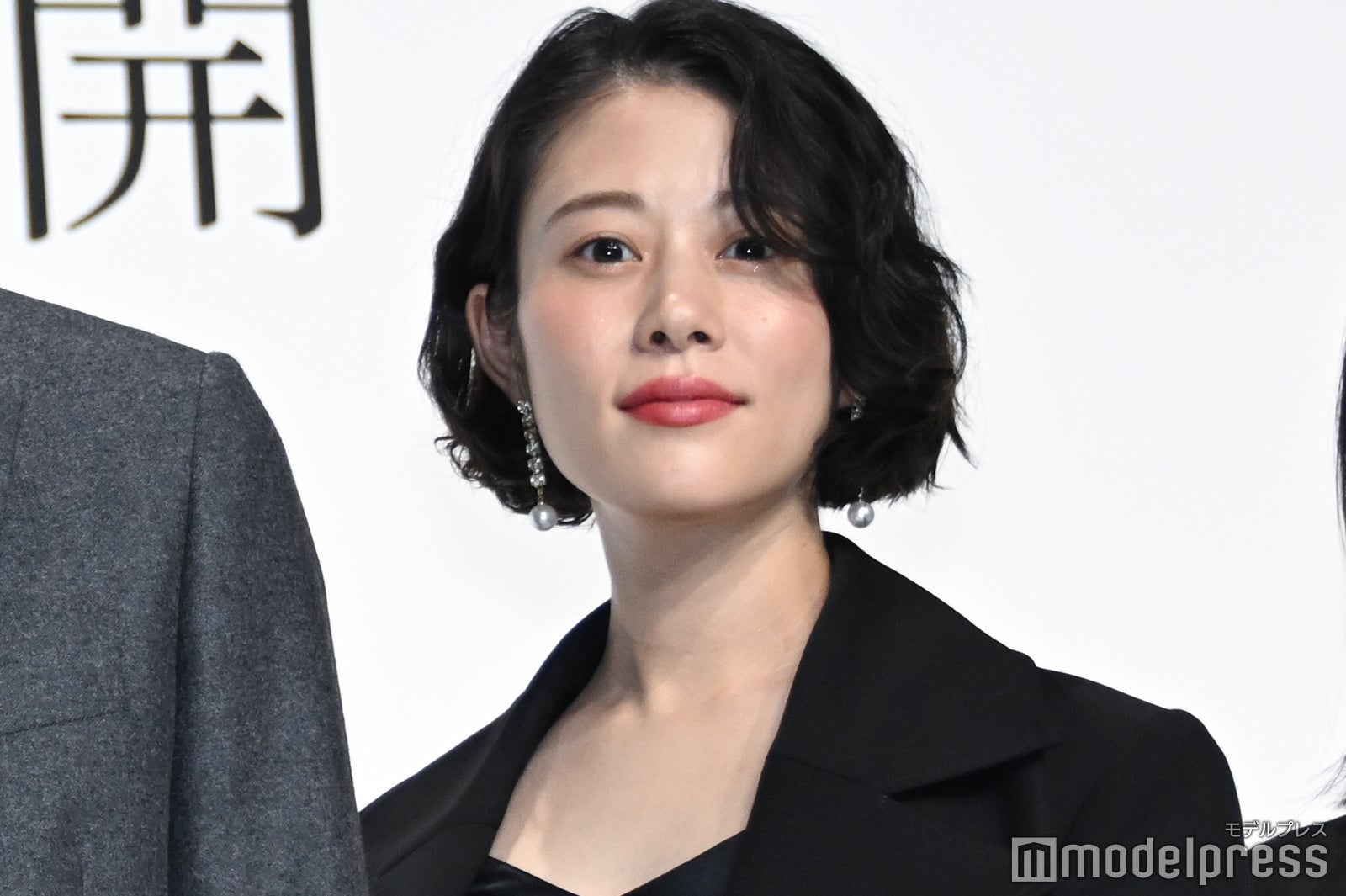 高畑充希、第1子妊娠発表後初の公の場 美脚際立つ“超ミニ丈”衣装で登場【秒速5センチメートル】