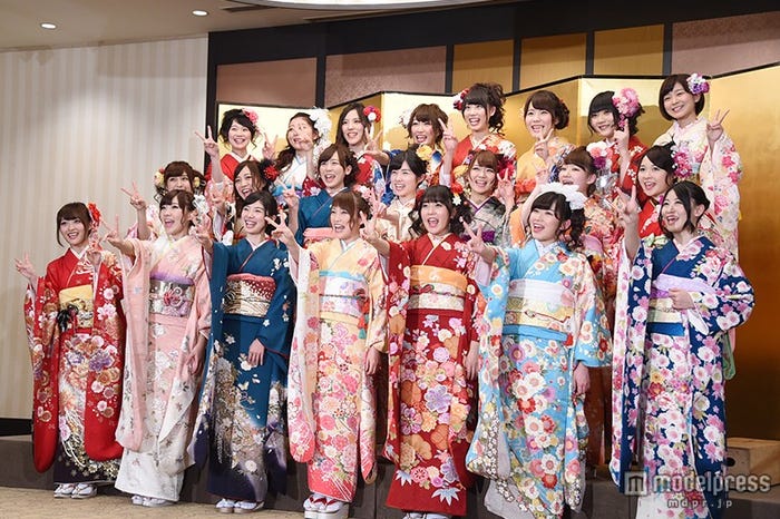 東京・神田明神にて成人式記念撮影会を行ったAKB48グループの新成人メンバー(後列左から)大段舞依、岸野里香、井尻晏菜、上枝恵美加、山岸奈津美、河野早紀、山田麻莉奈、太田奈緒(中列左から)小嶋菜月、斉藤真木子、坂口理子、岩立沙穂、山内鈴蘭、小笠原茉由、加藤るみ(前列左から)小谷里歩、岩佐美咲、武藤十夢、川栄李奈、多田愛佳、岩永亞美、上西恵