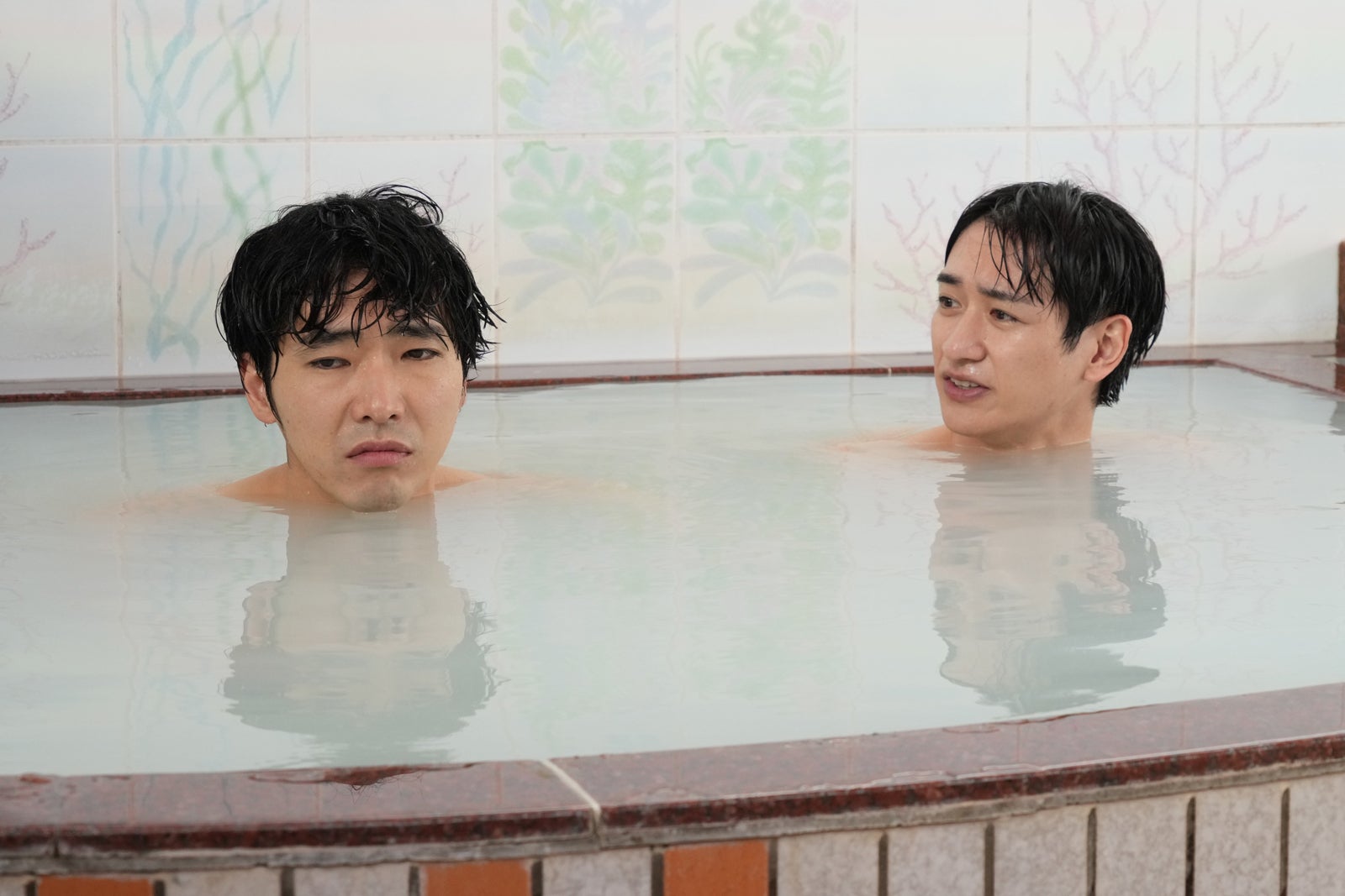 柄本佑＆キスマイ宮田俊哉、“ほっこり”入浴シーン公開　恋心も動き出す？＜ドクターホワイト＞