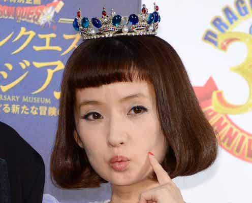 千秋「なんだこの服」ド派手ワンピで美脚披露「似合っててさすが」と反響