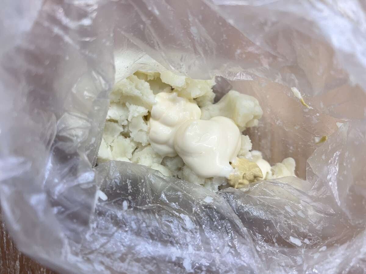 アイラップの中の潰したじゃがいもにマヨネーズと粒マスタードを加えた様子