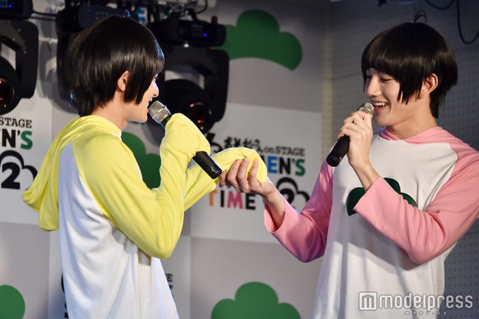 なぜか“仲が悪い説”が浮上していた十四松・小澤廉、トド松・赤澤遼太郎(C)モデルプレス