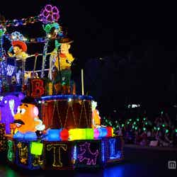 「東京ディズニーランド・エレクトリカルパレード・ドリームライツ」／新アイテム「マジカルドリームライト」と連動した様子