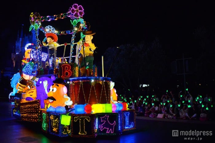 「東京ディズニーランド・エレクトリカルパレード・ドリームライツ」/新アイテム「マジカルドリームライト」と連動した様子