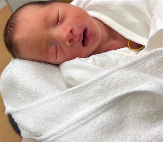 小林礼奈、生まれたばかりの次女を公開「赤ちゃんすぎて胸がキュッとなる」