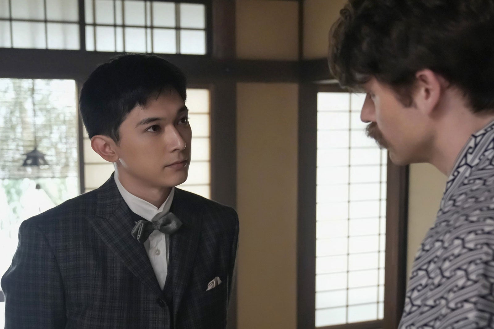 吉沢亮、トミー・バストウ「ばけばけ」第25話（C）NHK