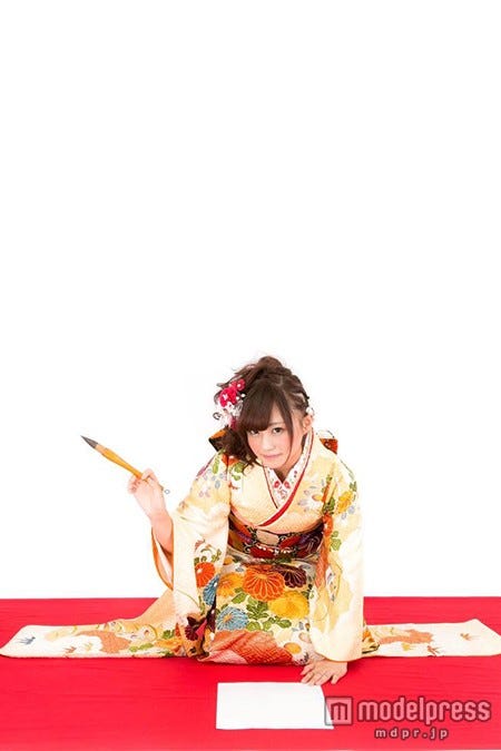「今年の目標を書き初める着物の女性」写真素材ぱくたそ/モデル 河村友歌
