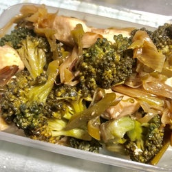 ダイエット中のお弁当に!胸肉とブロッコリーとねぎの塩レモン炒め
