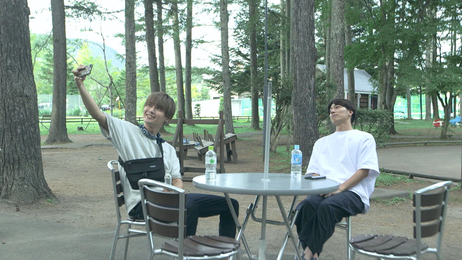 2ショットを撮影する俊亮、聡太「TERRACE HOUSE OPENING NEW DOORS」37th WEEK（C）フジテレビ／イースト・エンタテインメント