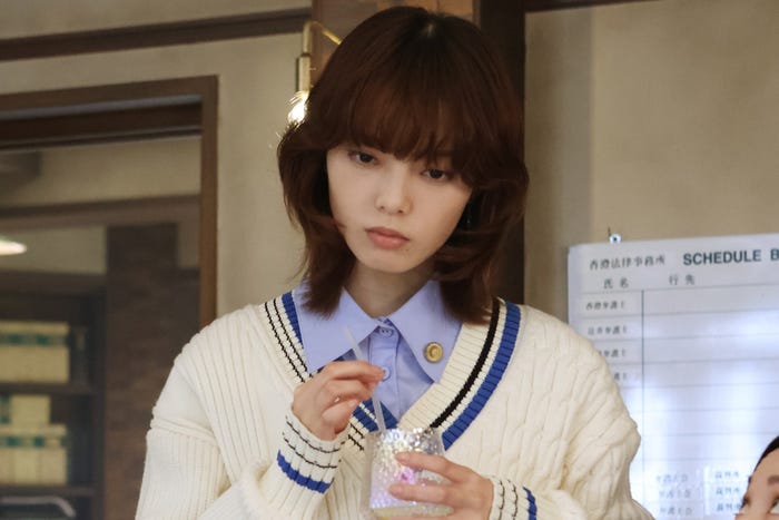 平手友梨奈「うちの弁護士は手がかかる」第9話より(C)フジテレビ