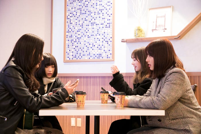 連絡を待つ女子メンバー 「真冬のオオカミくんには騙されない」#5(C)AbemaTV