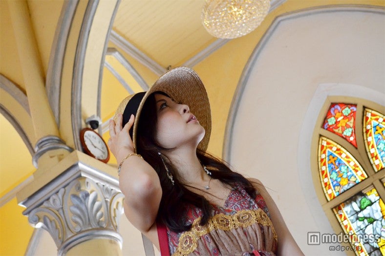 外壁だけではなく、黄×白で塗られた内壁もキュート／ダナン大聖堂