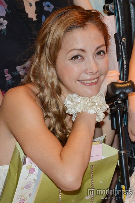 舞台「誓い～奇跡のシンガー～」プレミアムライブに出演した土屋アンナ