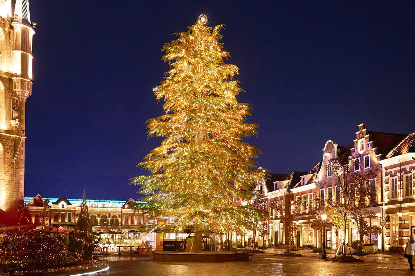 高さ17m以上もの生木のクリスマスツリーも必見／画像提供：ハウステンボス