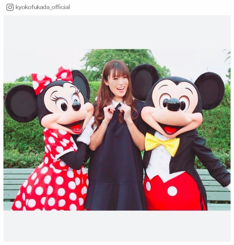 ミッキー＆ミニーに囲まれた深田恭子／深田恭子Instagramより