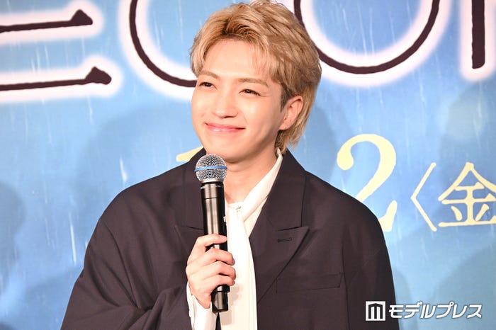 満面の笑みで「リーダー、スケジュールよろしく!」と大橋和也になにわ男子の忘年会を懇願する西畑大吾(C)モデルプレス