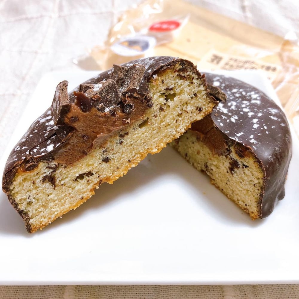 セブンイレブンのフランボワーズ香るチョコティグレを半分に切った写真