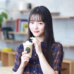 モデルプレス - タリーズ×横田真悠「ハニーホワイト スワークル シェイク」限定ドリンクは蜂蜜の優しい甘さ