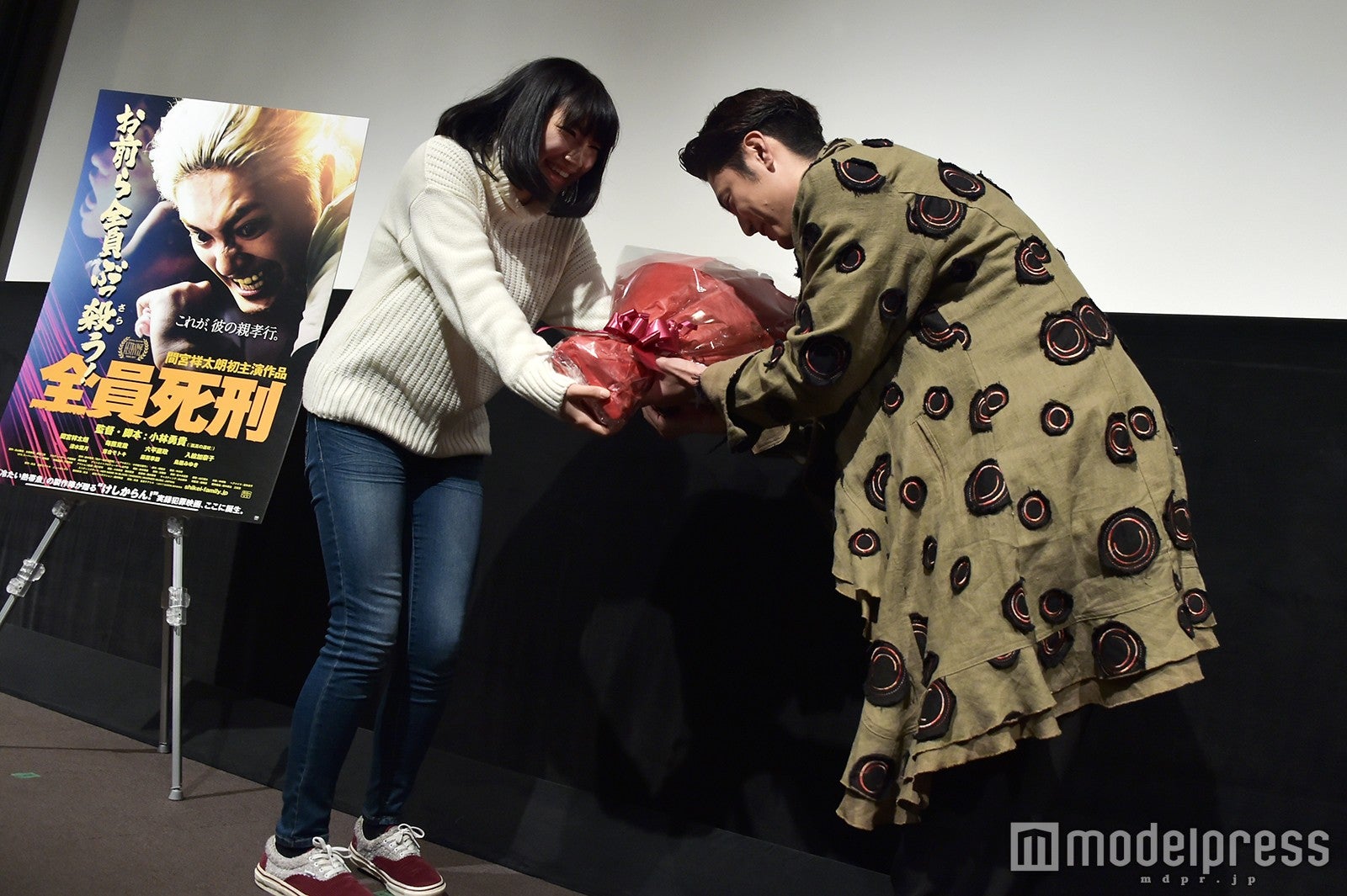 ファンからバラの花束を受け取る間宮祥太朗（C）モデルプレス