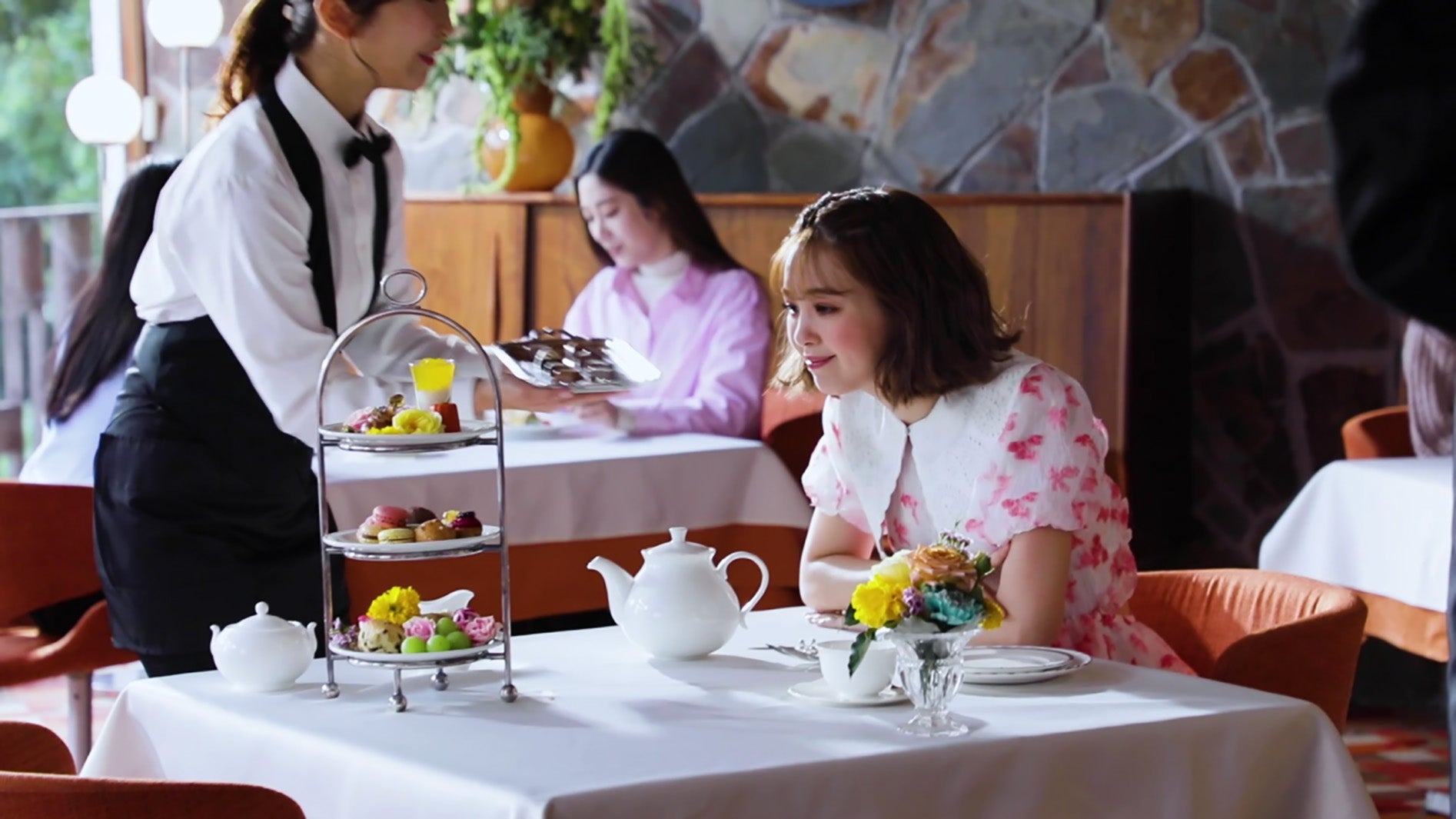 藤田ニコル／TVCM「ま～るく盛れる着やせブラ 欲張りにこるん篇」より（提供写真）