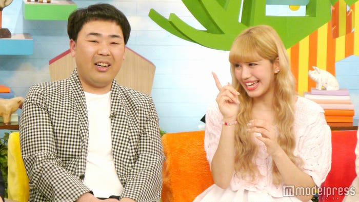 スタジオゲスト岩尾望(フットボールアワー)、紗蘭 (C)NHK