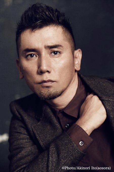 主要キャストをつとめる本木雅弘