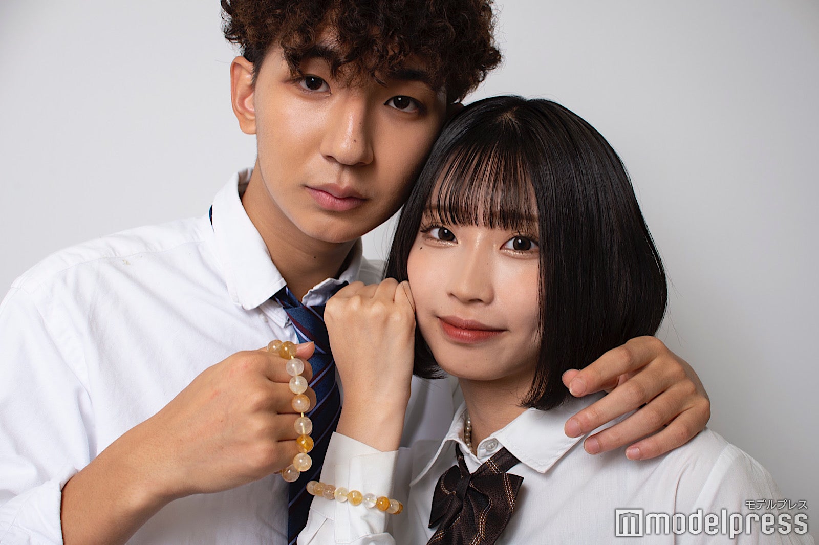 お揃いのブレスレットを見せてくれた上野裕次郎、三浦寿莉（C）モデルプレス