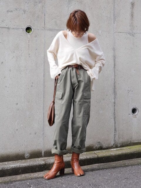 レディース　コーディネート　コーデ　着こなし　トレンド　おしゃれ　お洒落　オシャレ　2023　春　カーゴパンツ　パンツ　レイヤード　ブーツ
