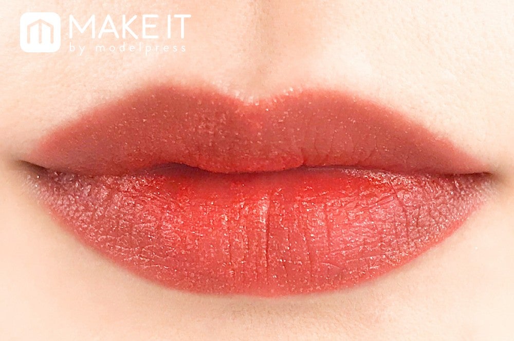 shu uemura／ルージュ アンリミテッド マット／G M OR 570（glitter effect）使用 (C)メイクイット