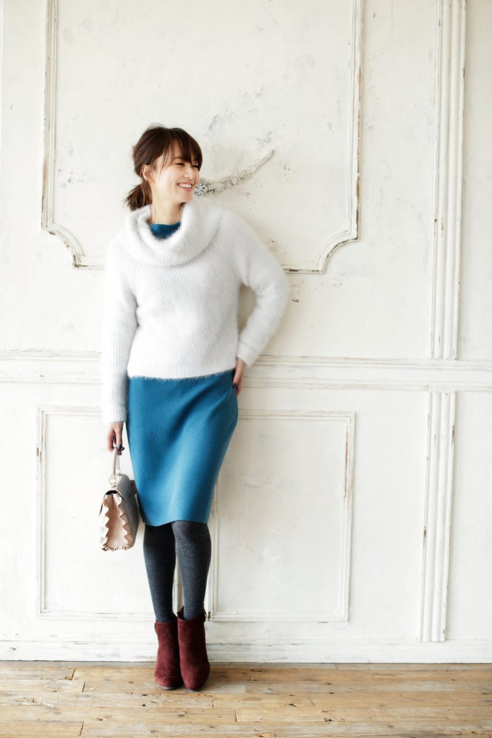 アンゴラオフタートルニット¥11,100/JILL by JILLSTUART、ドルマンニットワンピース¥19,000/JUSGLITTY、フリルハンドバッグ ¥4,990/AG by aquagirl、ベルテッドブーツ¥6,990/OPAQUE.CLIP、タイツ/スタイリスト私物(C)TOPLOG
