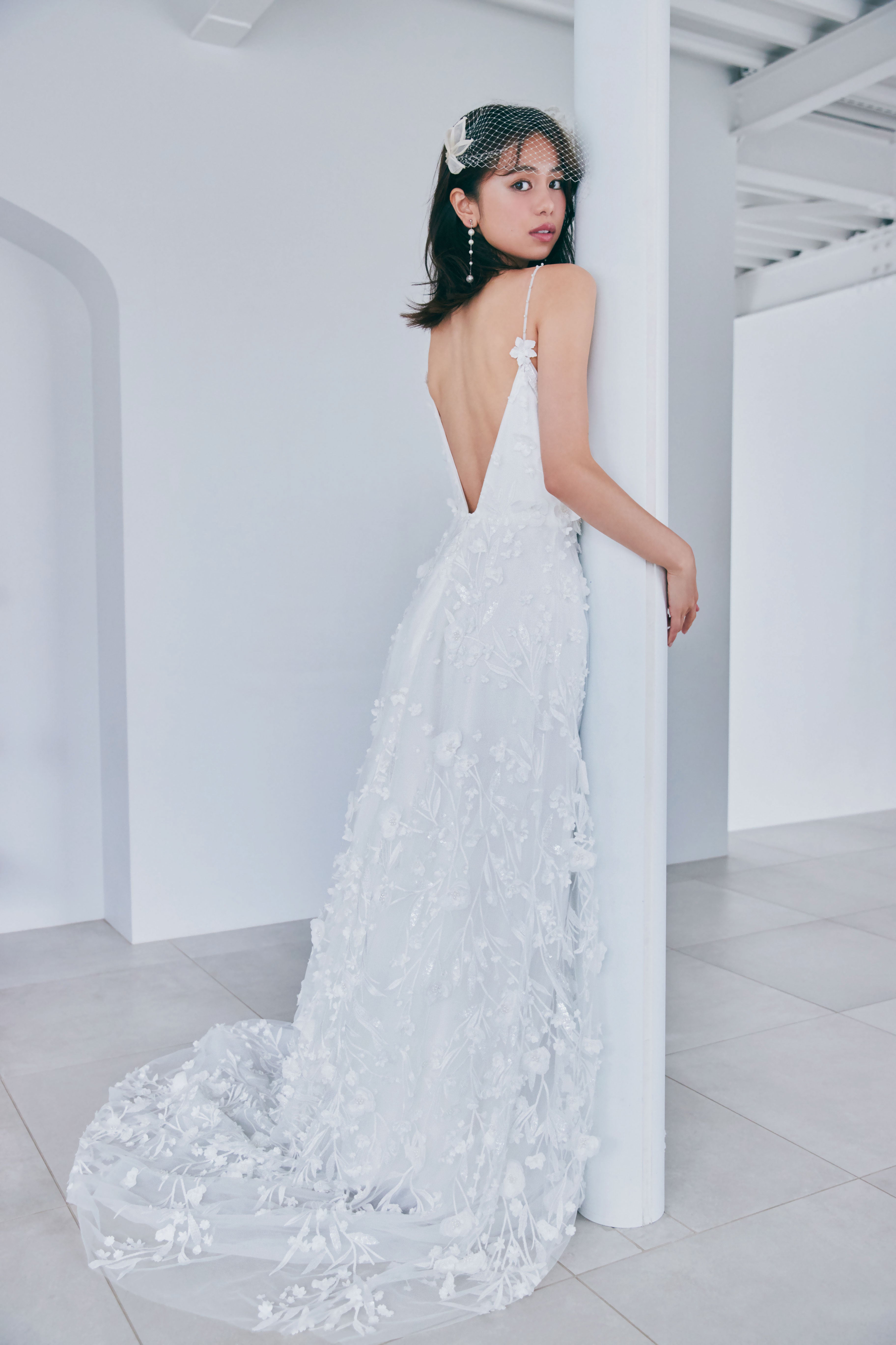 佐藤晴美、美背中ざっくりウエディングドレス姿披露