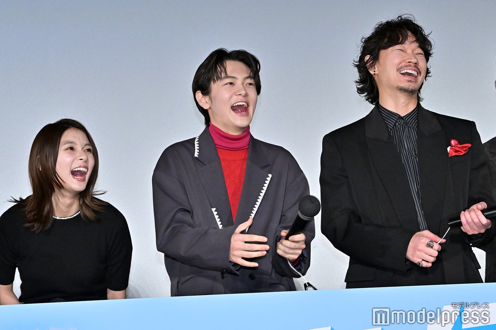 芳根京子、齋藤潤、綾野剛（C）モデルプレス