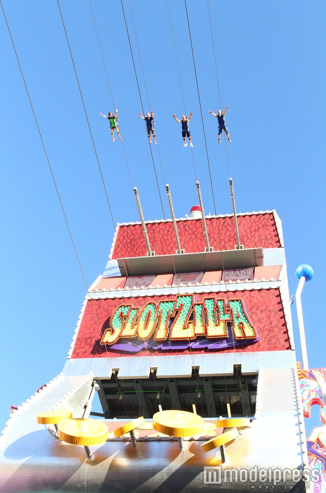 “スーパーマン”のように両手を広げて発射！（C）Slotzilla