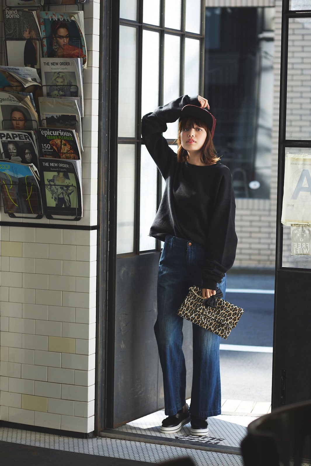ストリートコーデにはヒョウ柄のクラッチバッグで女性らしさもプラス（C）TOPLOG