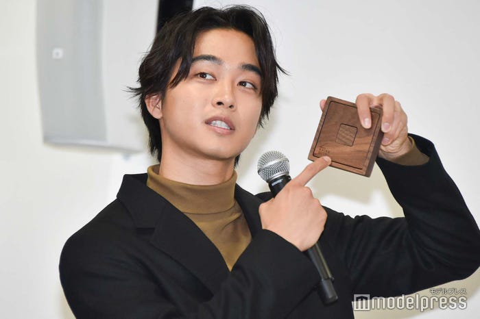 お香立て兼コースターをアピールする佐藤寛太 (C)モデルプレス